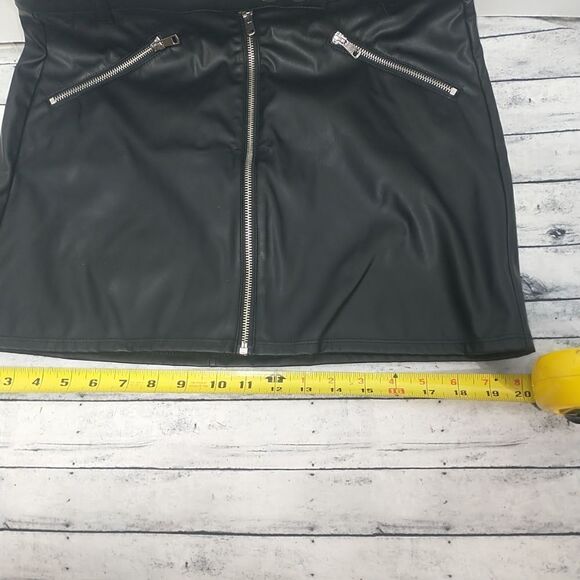 NWT Wild Fable Faux Leather Skirt Black Size 10Mini Short Silver Exposed Zipper. - Picture 7 of 9